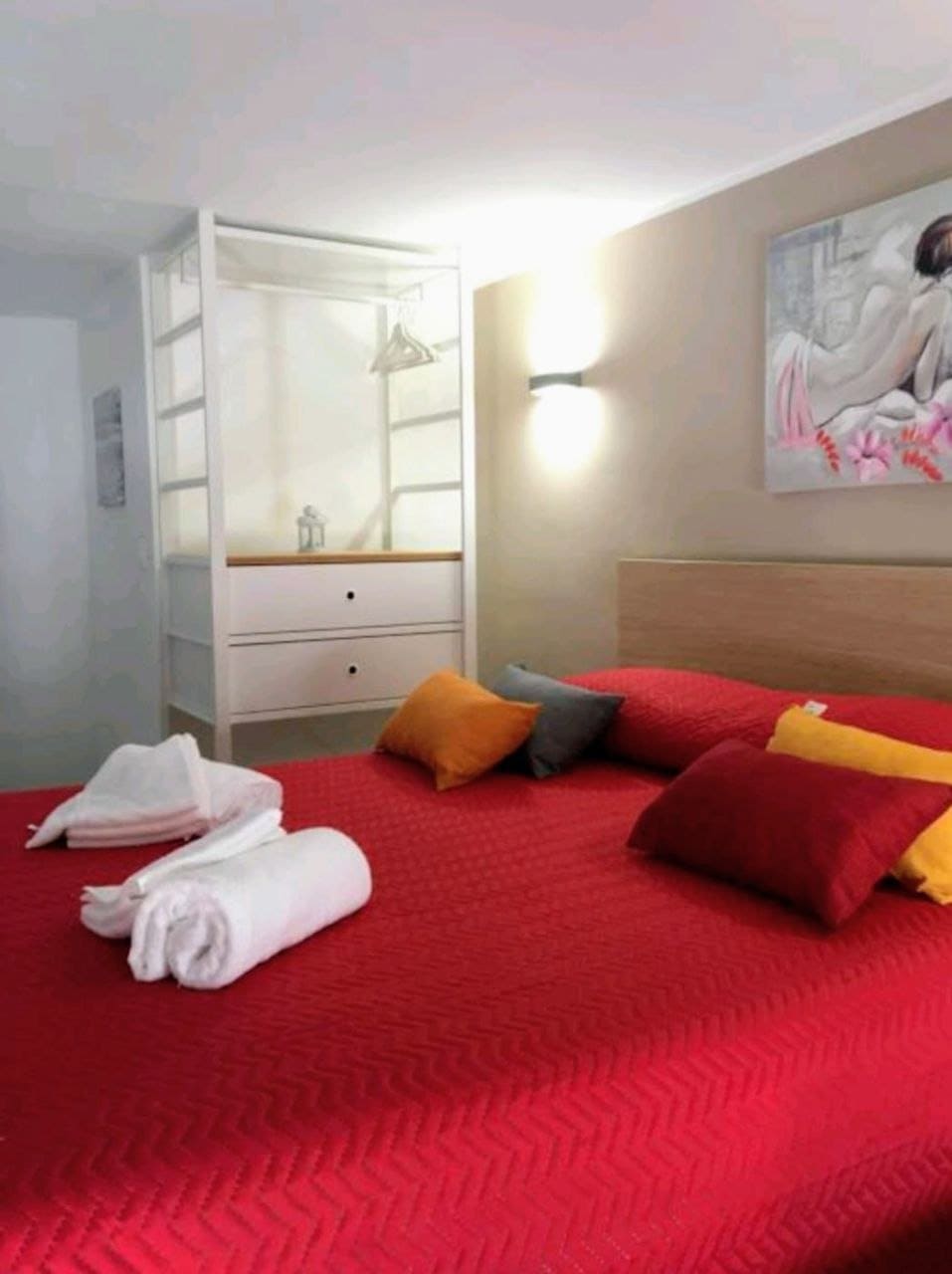 Camera matrimoniale Mar' illù – soppalco con letto rosso